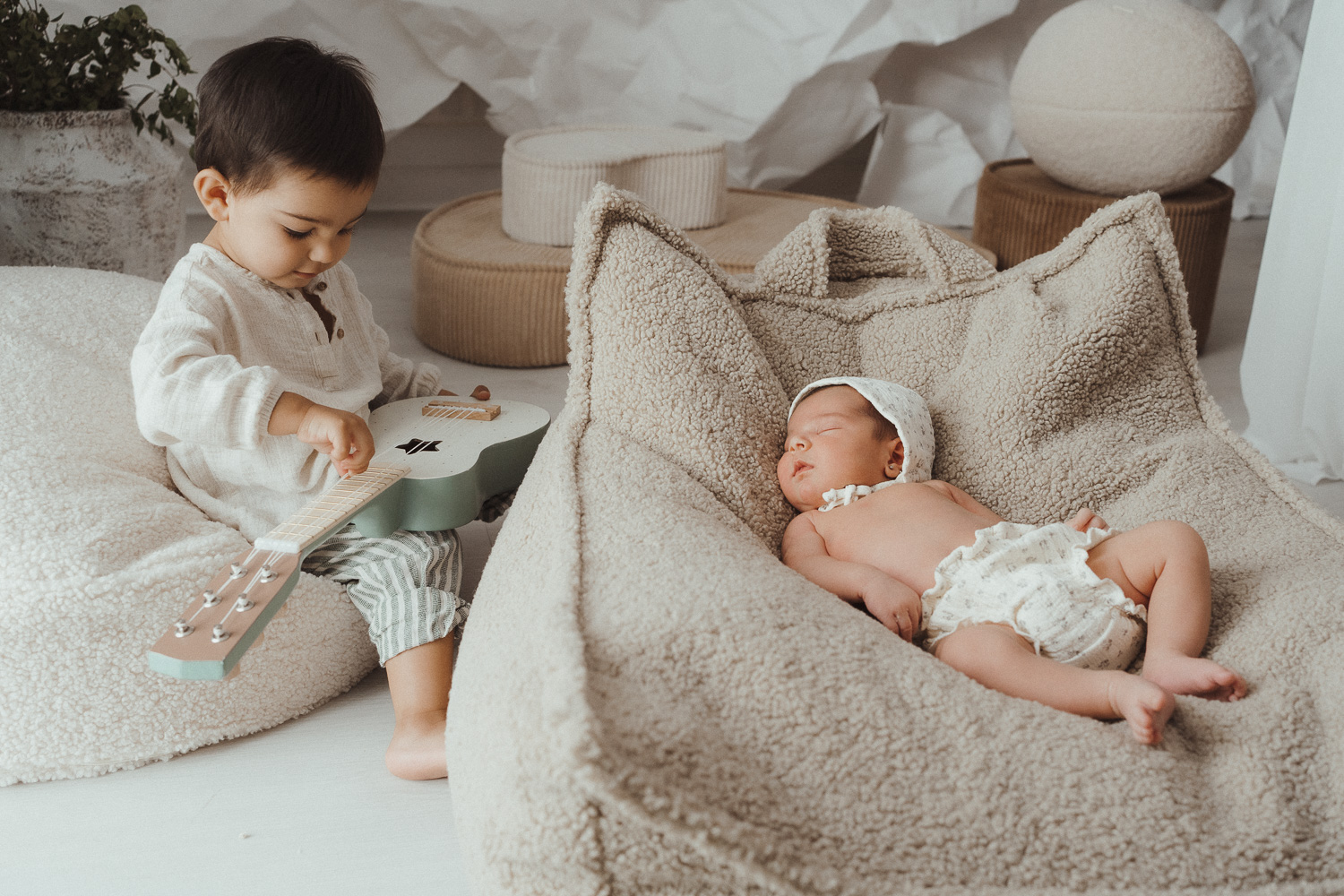 fotos de embarazo con hermanas newborn en estudio