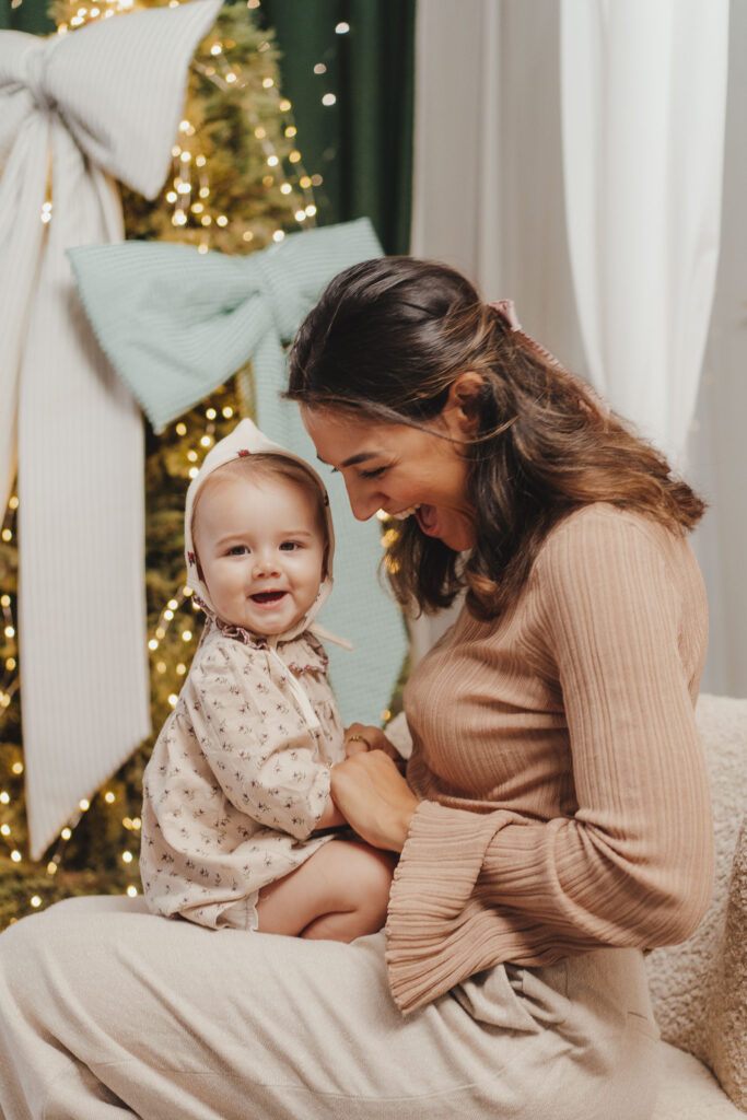 fotos de navidad niña con madre estudio