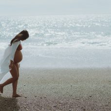 Fotografia De Embarazo Con Tu Pareja En La Playa Catalana De Garraf Con Wonderstory