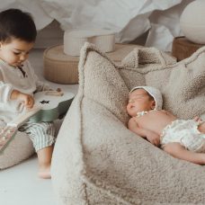 fotos de embarazo con hermanas newborn en estudio