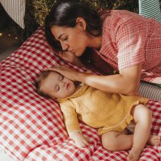 fotos de navidad niña con madre